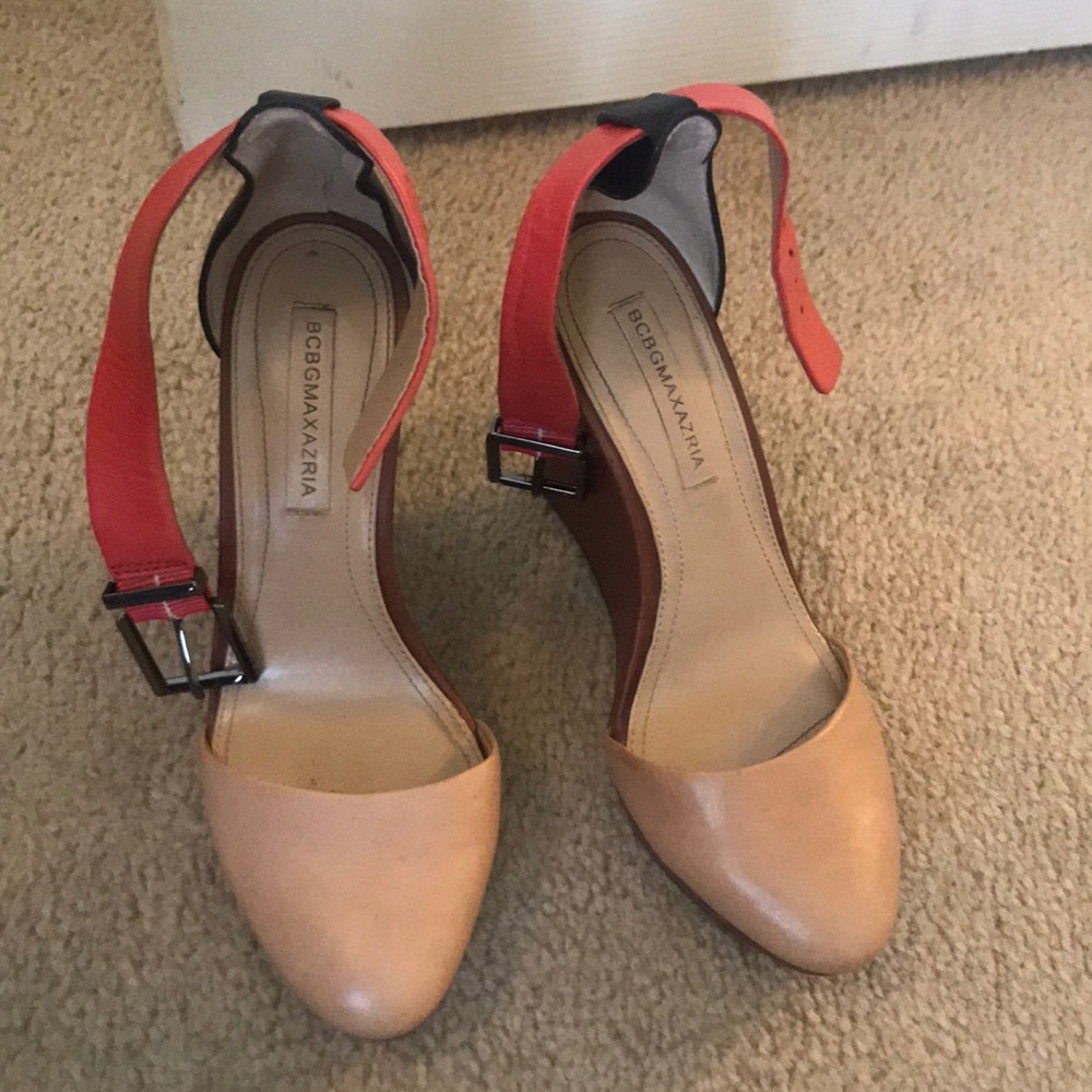 BCBG wedge